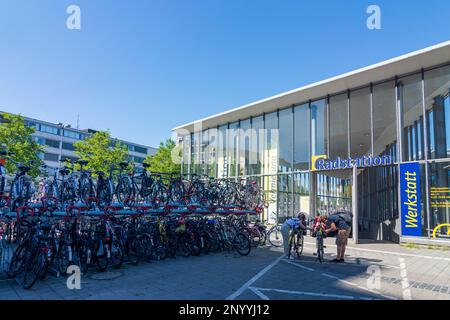 Münster: Biciclette parcheggiate di fronte al garage Radstation presso la stazione ferroviaria Hauptbahnhof di Münsterland, Nordrhein-Westfalen, Nord Reno Foto Stock