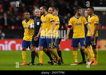 I giocatori della Juventus circondano la partita Referee Szymon Marciniak a metà tempo quando i giocatori lasciano il campo - Tottenham Hotspur v Juventus, UEFA Champions League, Round of 16 - seconda tappa, Wembley Stadium, Londra - 7th marzo 2018. Foto Stock