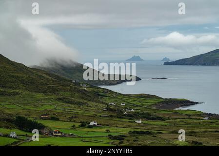 Vista panoramica della baia di Ballinskelligs dal Ring of Kerry (N70) vicino a Waterville, penisola di Iveragh, contea di Kerry, Irlanda Foto Stock