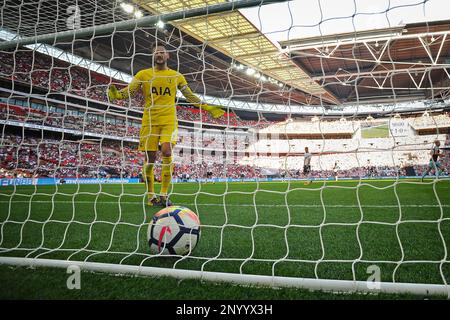 Hugo Lloris di Tottenham Hotspur sembra sconsolato come Chris Wood di Burnley (non illustrato) equalizzatori per fare lo scoreline 101 - Tottenham Hotspur v Burnley, Premier League, Wembley Stadium, Londra - 27th agosto 2017. Foto Stock