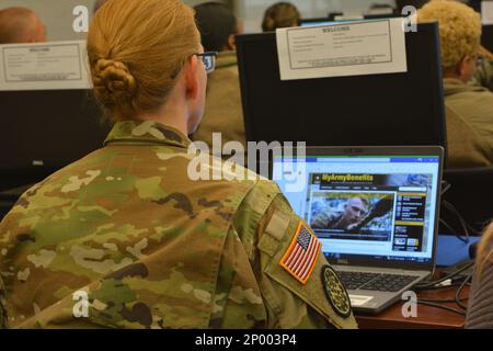 FORTE BELVOIR, Va. – Gli Army Retirement Services Officers (RSO) con la Guardia Nazionale dell'Armata hanno seguito un corso di certificazione qui dal 13 al 17 febbraio. Gli argomenti trattati includono tutto, dalla retribuzione ritirata al sito Web MyArmyBenefits, al piano di previdenza Survivor e al calcolo dei punti di previdenza militari. Foto Stock