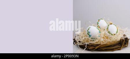 lavanda sfondo cartolina banchiere calendario spazio vuoto vacanza pasqua uova ricamo nastri su guscio d'uovo Foto Stock