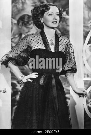1950 , USA : l'attrice cinematografica BETTE DAVIS ( 1908 - 1989 ), Pubblicity still - CINEMA - FILM - attrice - ritratto - ritratto - scollatura - scollatura - decolleté - scollatura - braccialetto - braccialetto - orecchini - orecchino - orecchini - orecchini - gioielli - gioiello - gioielli - vestito a trasparente - Monile - ciondolo - oro - oro - collana - collana - collier ---- Archivio GBB Foto Stock