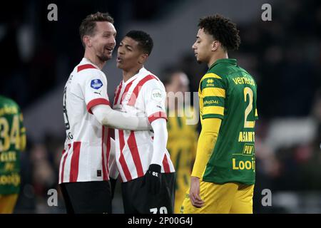 DOETINCHEM - 02/03/2023, EINDHOVEN - (lr) Luuk de Jong di PSV Eindhoven, Patrick van Aanholt di PSV Eindhoven, Tyrese Asante di ADO Den Haag dopo i quarti di finale della Toto KNVB Cup match tra PSV Eindhoven e ADO Den Haag nello stadio Phillips di Eindhoven, 2 febbraio 2023 Paesi Bassi. ANP JEROEN PUTMANS Foto Stock