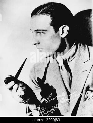 1922 ca. : L'attore muto RUDOLPH VALENTINO ( Rodolfo Guglielmi , Castellaneta , Taranto 1895 - New York , NY 1926 ) - CINEMA MUTO - RUDY - atto cinematografico - LATINO LOVER - italoamericano - italo americano - italo-americano - emigrante - emigrante - italo-americano - ritratto - ritratto - profilo - bracciale - gioielli - gioielleria - gioielleria - gioielleria - gioielleria - gioielleria - gioielli - gioielli - gioielli - camicia bianca - camicia bianca - pipa - pipe - persionalità celebrità che fuma attore che fumano - fumatore - celebrità personalità personaggi attori fumatori - fumo - m Foto Stock