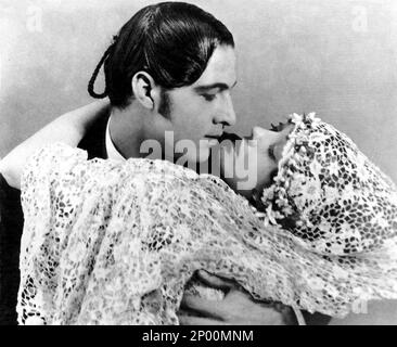 1922 , USA : l'attore del film muto RUDOLPH VALENTINO ( Rodolfo Guglielmi , 1895 - 1926 ) con LILA LEE , Still publicitary for BLOOD AND SAND ( Sangue e arena ) di Fred Niblo , dal romano di Blasco Ibanez ( 1908 ) - CINEMA MUTO - RODOLFO - atto cinematografico - LATINO LOVER - italoamericano - italo americano - italo-americano - emigrante - emigrante - italo-americano - ritratto - ritratto - torero - toreador - profilo - mantiglia - pizzo - pizzo - grasso - brillantina - abbraccio - abbraccio - KISS - BACIO - amanti - innamorati - innamorati - coppia - coppia --- archi Foto Stock