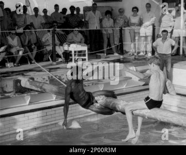 Due persone che lottano su un palo grasso a bordo della MV Aureol in rotta da Liverpool a Teme in Ghana intorno al 1958 Foto Stock