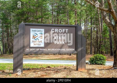 Cartello d'ingresso al Croft state Park contro una foresta verde a Spartanburg, South Carolina, nella primavera del 2023 Foto Stock