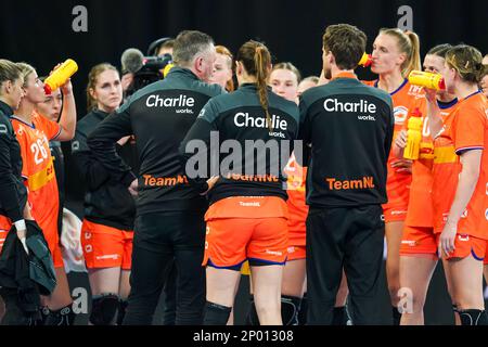 EINDHOVEN, PAESI BASSI - 2 MARZO: Team Netherlands con allenatore per Johansson dei Paesi Bassi durante la Golden League Women Match tra Paesi Bassi e Repubblica Ceca al Indoor Sportcentrum Eindhoven il 2 marzo 2023 a Eindhoven, Paesi Bassi (Foto di Henk Seppen/Orange Pictures) Foto Stock