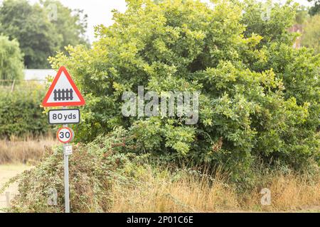 cartello stradale uk per attraversamento di livello ferroviario Foto Stock