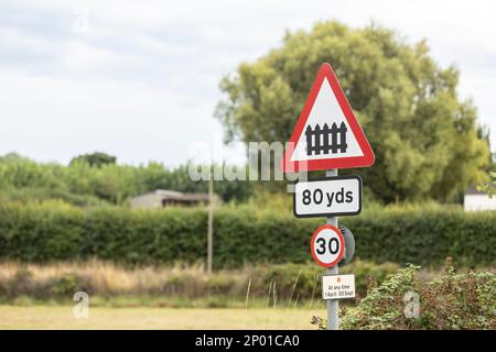 cartello stradale uk per attraversamento di livello ferroviario Foto Stock