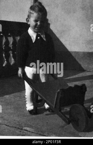 1941 ca. , Milano , Italia : Il celebre politico italiano FAUSTO BERTINOTTI ( Milano , 1940 ) quando era un ragazzino - personalità celebrità da giovane piccolo bambino bambini piccoli - celebrità celebrità personalità personaggi bambini piccoli - bambina - bambini - COMUNISMO - RIFONDAZIONE COMUNISTA - PCI - P.C.I. - Partito comunista Italiano - POLITICA - POLITICA - POLITICO - giocattolo - giocattolo - giocattoli - cariola - colletto - colletto ----- Archivio GBB Foto Stock