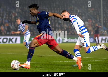 DOETINCHEM - 02/03/2023, DOETINCHEM - (lr) Mohammed Kudus di Ajax, Philip Brittijn di De Graafschap durante i quarti di finale della Toto KNVB Cup match tra De Gladschap e Ajax Amsterdam allo stadio De Vijverberg il 2 marzo 2023 a Doetinchem, Paesi Bassi. ANP GERRIT VAN KOLOLEN Foto Stock