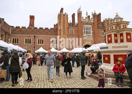 Base Court, Festive Food Fair, Hampton Court Palace, East Molesey, Surrey, Inghilterra, Gran Bretagna, Regno Unito, Regno Unito, Europa Foto Stock