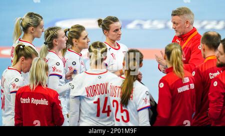 EINDHOVEN, PAESI BASSI - 2 MARZO: Time out squadra Szech con allenatore Bent Dahl di ceco durante la partita femminile Golden League tra Paesi Bassi e Repubblica Ceca al Indoor Sportcentrum Eindhoven il 2 marzo 2023 a Eindhoven, Paesi Bassi (Foto di Henk Seppen/Orange Pictures) Foto Stock