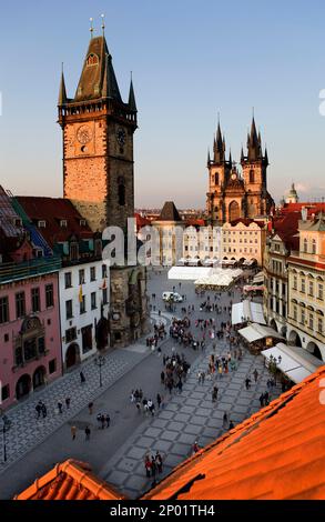 La piazza della città vecchia con la Città Vecchia Councilhouse e la chiesa di Tyn .Praga. Repubblica ceca Foto Stock