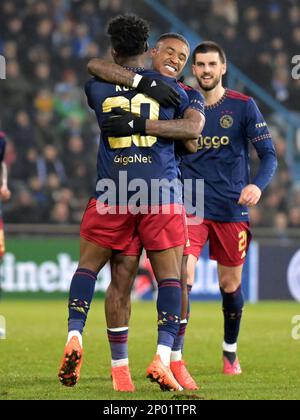 DOETINCHEM - 02/03/2023, DOETINCHEM - (lr) Mohammed Kudus di Ajax, Steven Bergwijn di Ajax festeggiano il 0-2° trimestre di finale della Toto KNVB Cup tra De Gladschap e Ajax Amsterdam allo stadio De Vijverberg il 2 marzo 2023 a Doetinchem, Paesi Bassi. ANP GERRIT VAN KOLOLEN Foto Stock