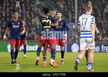 DOETINCHEM - 02/03/2023, DOETINCHEM - (lr) Mohammed Kudus di Ajax, Steven Bergwijn di Ajax festeggiano il 0-2° trimestre di finale della Toto KNVB Cup tra De Gladschap e Ajax Amsterdam allo stadio De Vijverberg il 2 marzo 2023 a Doetinchem, Paesi Bassi. ANP GERRIT VAN KOLOLEN Foto Stock