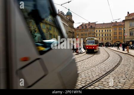 I tram in piazza Malostranske.Il quartiere Mala Strana.Praga. Repubblica ceca Foto Stock