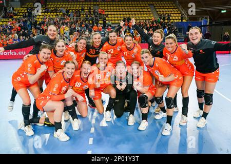 EINDHOVEN, PAESI BASSI - MARZO 2: Team Netherlands con Claudia Rompen dei Paesi Bassi, Laura van der Heijden dei Paesi Bassi, Debbie Bont dei Paesi Bassi, Lois Abbingh dei Paesi Bassi, Pipy Wolfs dei Paesi Bassi, Bo van Wetering dei Paesi Bassi, Kim Molenaar dei Paesi Bassi, Kelly Dulfer dei Paesi Bassi, Merel Freriks dei Paesi Bassi, Inger Smits dei Paesi Bassi, Zoe Sprenger dei Paesi Bassi, Angela Malestein dei Paesi Bassi, Nikita van der Vliet dei Paesi Bassi, Rinka Duijndam dei Paesi Bassi, Kelly Vollebregt dei Paesi Bassi, Yara ten Holte di t Foto Stock