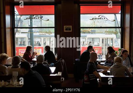 Il Grand Café Slavia. 2, Smetanovo Nábrezí.Praga. Repubblica ceca Foto Stock