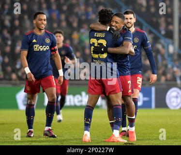 DOETINCHEM - 02/03/2023, DOETINCHEM - (lr) Jurrien Timber di Ajax, Mohammed Kudus di Ajax, Steven Bergwijn di Ajax festeggiano il 0-2 durante i quarti di finale della Toto KNVB Cup tra De Gladschap e Ajax Amsterdam, presso lo stadio De Vijverberg il 2 marzo 2023 a Doetinchem, nei Paesi Bassi. ANP GERRIT VAN KOLOLEN Foto Stock