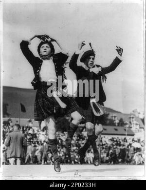 A Braemar e a Inverness, si tengono incontri nelle Highland ogni anno.... Titolo e altre informazioni trascritte dalla carta e dal titolo, n. 54, Frank and Frances Carpenter Collection . Foto Stock