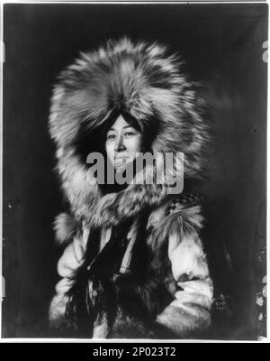 Donna Eskimo in posa. Collezione di Carpenter Frank and Frances, regalo; Sig.ra W. Chapin Huntington; 1951, Eskimos,Donne,Alaska,1910-1920, Eskimos,Abbigliamento & vestiti,Alaska,1910-1920, Indiani del Nord America,Donne,Alaska,1910-1920, Indiani del Nord America,Abbigliamento & vestiti,Alaska,1910-1920, indumenti pelliccia,1910-1920, Stati Uniti,Alaska Foto Stock