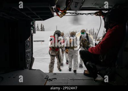 Alaska Army Guard SPC. Matthew Tucker, a sinistra, una medica di volo, e il personale Sgt. Brad McKenzie, un capo equipaggio e un operatore di sollevamento, entrambi assegnati a Golf Company, distaccamento 2, 2-211th Generale supporto Aviazione Battaglione, assistere Special Tactics Airmen, assegnato a 24th Special Operations Wing, distaccamento 1, con addestramento di evacuazione medica, A Camp Mad Bull su Joint base Elmendorf-Richardson, Alaska, 10 gennaio 2023. Gli equipaggi della Guardia militare hanno anche condotto operazioni di inserimento aereo e sollevamento con le squadre Special Tactics. Il battaglione di aviazione generale di supporto della Guardia Nazionale dell'Alaska si allena regolarmente Foto Stock