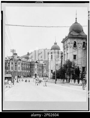 Street scene che mostra edifici governativi, Seoul, Corea / foto di Editori Photo Service, New York.. Copyright di E.M. Newman, New York, Frank and Frances Carpenter Collection, strutture governative, Corea, Seoul, 1890-1930. Foto Stock
