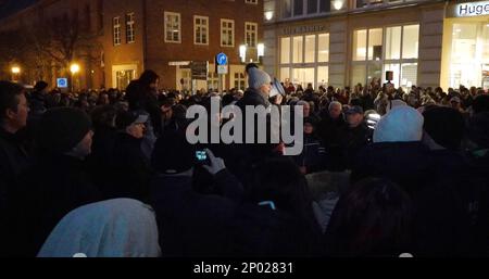 Washington, DC, 2 marzo 2023. Greifswald, Germania. 02nd Mar, 2023. I manifestanti si trovano nella piazza di una manifestazione contro l'accoglienza dei rifugiati. Secondo le stime della polizia, circa 500 persone si sono riunite senza registrazione accanto al municipio e hanno espresso il loro disappunto circa i piani nella città anseatica di istituire un contenitore di alloggio con 500 posti. In merito ai cartelli, hanno criticato anche il governo federale e la sua politica in materia di migrazione. Credit: Sven Kaeuler/dpa/Alamy Live News Foto Stock