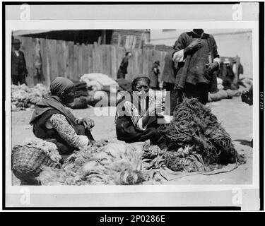 Donne contadine bulgare sul mercato, con mucchi di lana bianca e nera. Frank and Frances Carpenter Collection, contadini,Bulgaria,1920-1930, lana,1920-1930, mercati,Bulgaria,1920-1930. Foto Stock