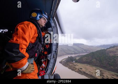 Petty Officer 2nd Class Lukas Austin, un tecnico di manutenzione dell'aviazione presso la Coast Guard Air Station Astoria, effettua un'indagine sul fiume russo durante una missione di sorvolo il 11 gennaio 2023. STATI UNITI Gli equipaggi della Guardia Costiera si sono schierati nella zona della Baia di San Francisco da tutta la costa occidentale in risposta alle recenti alluvioni. Foto Stock