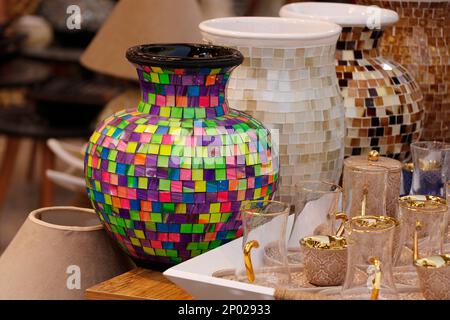 vasi di fantasia di stile arabo turco per la vendita in un negozio, decorazione interna della casa Foto Stock