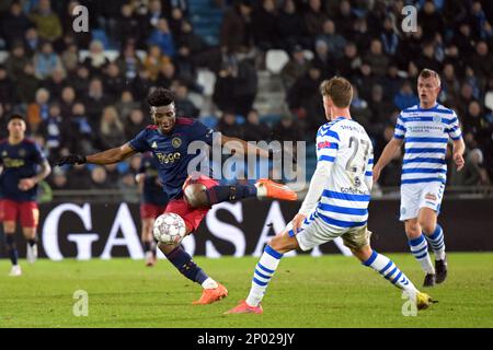 DOETINCHEM - 02/03/2023, DOETINCHEM - (lr) Mohammed Kudus di Ajax, Robin Schouten di De Graafschap durante il quarto finale della Toto KNVB Cup match tra De Gladschap e Ajax Amsterdam allo stadio De Vijverberg il 2 marzo 2023 a Doetinchem, Paesi Bassi. ANP GERRIT VAN COLOGNE Foto Stock