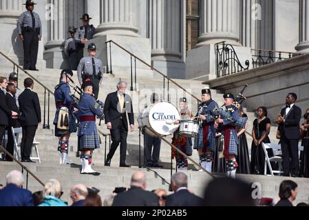 I cittadini della Carolina del Sud si riuniscono per assistere all'inaugurazione del governatore Henry McMaster, il governatore della Carolina del Sud durante una cerimonia del 11 gennaio 2023, presso la South Carolina state House in Columbia, Carolina del Sud. I cittadini sono testimoni della presentazione dei colori da parte della Guardia a colori della Cittadella, del canto del Banner Star Spangled di Francis Scott Key e John Stafford Smith e dell'amministrazione del giuramento da parte di Justice John W. Kittredge. Il governatore Henry McMaster servirà altri quattro anni come governatore della Carolina del Sud. Foto Stock