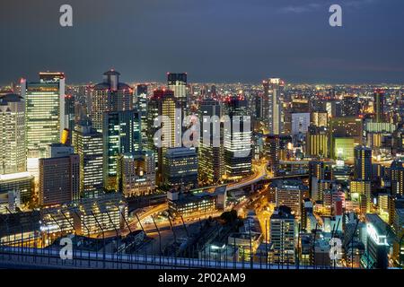 Vista del paesaggio urbano di Osaka al crepuscolo dall'Umeda Sky Building, Osaka, Giappone Foto Stock