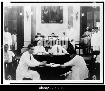 Isole Filippine - il generale Leonard Wood ha letto il suo messaggio davanti ai membri della legislatura filippina. Copyright da Carpenter's World Travels, Washington, D.C, Frank and Frances Carpenter Collection, Wood, Leonard,,1860-1927, apparizioni pubbliche, Filippine, legislatori, Filippine, 1900-1930. Foto Stock