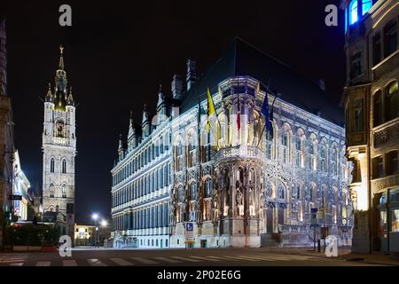 Vista notturna illuminata di Belfort van Gand e del Municipio di Gand, Gand, Belgio Foto Stock