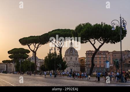 Vista al tramonto di le Domus Romane di Palazzo Valentini da Via dei fori Imperiali a Roma Foto Stock