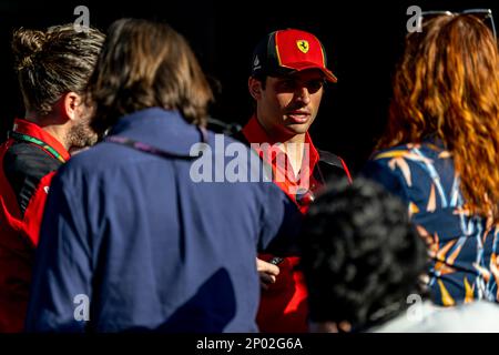 Sakhir, Bahrein, 02 marzo, Carlos Sainz, spagnolo compete per la Ferrari. Il build up, round 1 del campionato di Formula 1 2023. Credit: Michael Potts/Alamy Live News Foto Stock