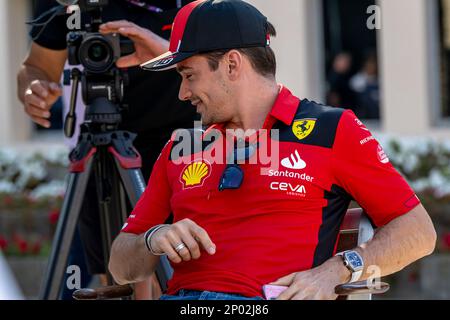 Sakhir, Bahrain, 02 marzo, Charles Leclerc, di Monaco, compete per la Ferrari. Il build up, round 1 del campionato di Formula 1 2023. Credit: Michael Potts/Alamy Live News Foto Stock