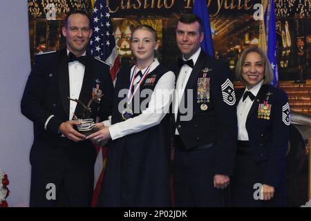 Il Col. Benjamin Harrison, 301st Comandante dell'ala del combattente, il padrone capo Sgt. Michael Senigo, 301 capo di comando di FW e il padrone capo Sgt. Ericka Kelly, ritirato, presenta il premio non-commissionato ufficiale dell'anno a Tech. Keri Molina durante la cerimonia di premiazione annuale del FW 2022 301 a Fort Worth, Texas, 4 febbraio 2023. Congratulazioni ai vincitori e ai candidati. Foto Stock