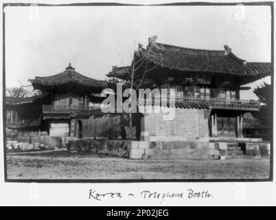 Corea - Seoul - cabina telefonica basso edificio in mattoni. PhotoPrint di Frank G. Carpenter, titolo e altre informazioni trascritte da cartellino e oggetto, Frank and Frances Carpenter Collection , Cartelline di Didascalia tracciamenti: Geog.; telefoni. Foto Stock