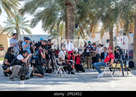 Sakhir, Bahrain, 02 marzo, Charles Leclerc, di Monaco, compete per la Ferrari. Il build up, round 1 del campionato di Formula 1 2023. Credit: Michael Potts/Alamy Live News Foto Stock