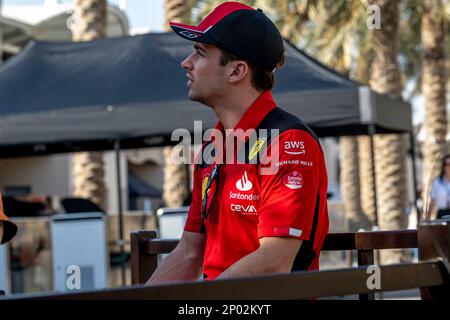 Sakhir, Bahrain, 02 marzo, Charles Leclerc, di Monaco, compete per la Ferrari. Il build up, round 1 del campionato di Formula 1 2023. Credit: Michael Potts/Alamy Live News Foto Stock