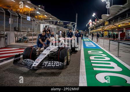 Sakhir, Bahrain, 01st Mar 2023, Yuki Tsunoda, dal Giappone, compete per AlphaTauri. Giornata di test post-stagione, i test invernali del campionato di Formula 1 2023. Credit: Michael Potts/Alamy Live News Foto Stock