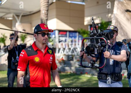 Sakhir, Bahrain, 02 marzo, Charles Leclerc, di Monaco, compete per la Ferrari. Il build up, round 1 del campionato di Formula 1 2023. Credit: Michael Potts/Alamy Live News Foto Stock