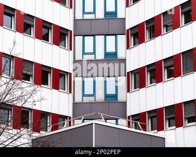 Particolare di un moderno edificio generico di uffici in Annecy nei colori bianco, blu e rosso Foto Stock