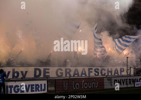 DOETINCHEM - 02/03/2023, DOETINCHEM - De Graafschap tifosi durante il quarto finale della Toto KNVB Cup match tra De Gladschap e Ajax Amsterdam allo stadio De Vijverberg il 2 marzo 2023 a Doetinchem, Paesi Bassi. ANP GERRIT VAN KOLOLEN Foto Stock